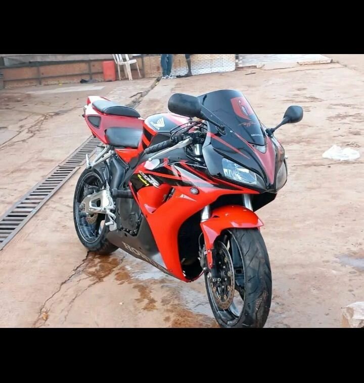 Moto Honda rouge sportive