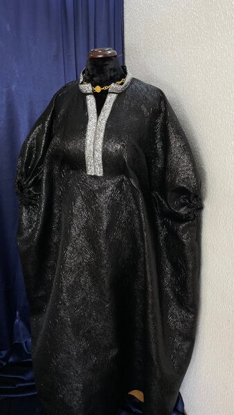 Robe longue caftan noire brillante