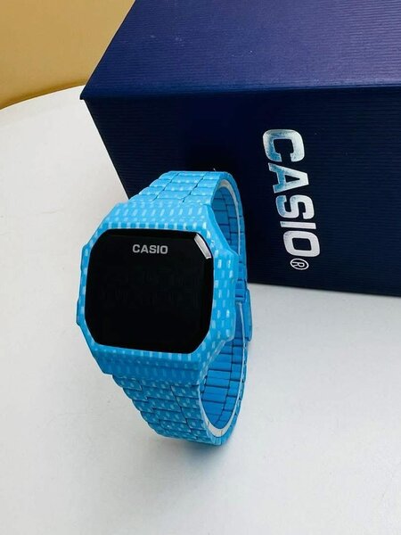 Montre numérique Casio moderne