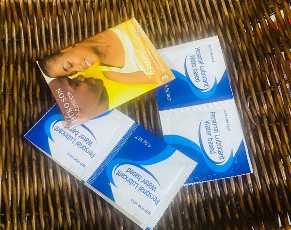 3 Préservatifs+ 4 Lubrifiant