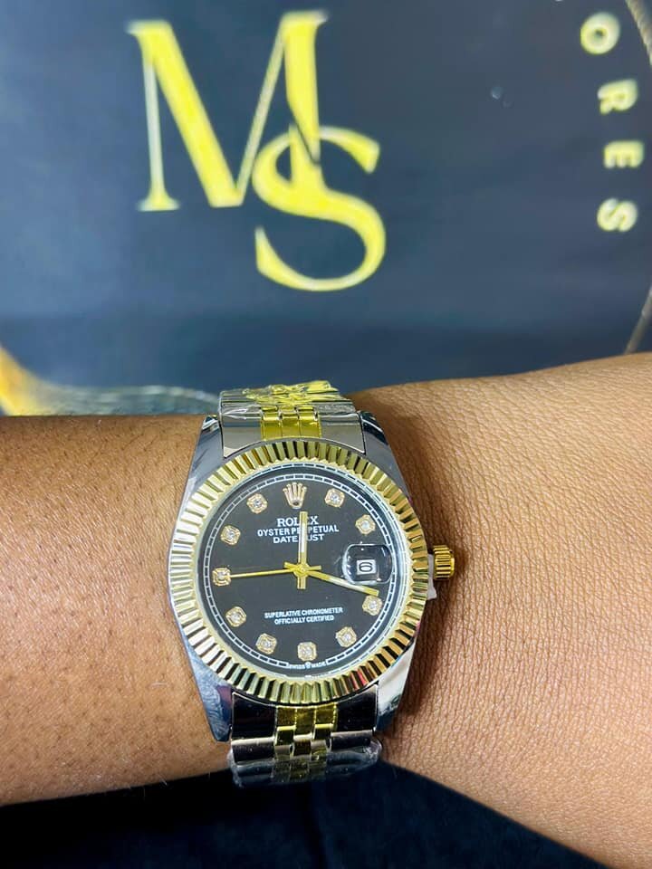 Women's wristwatch with metal bracelet