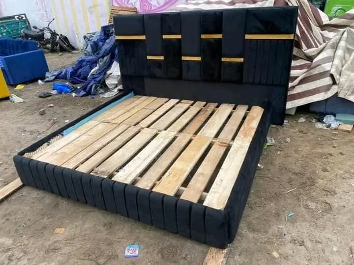 Lit double moderne en bois