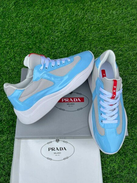 Baskets Prada bleues élégantes
