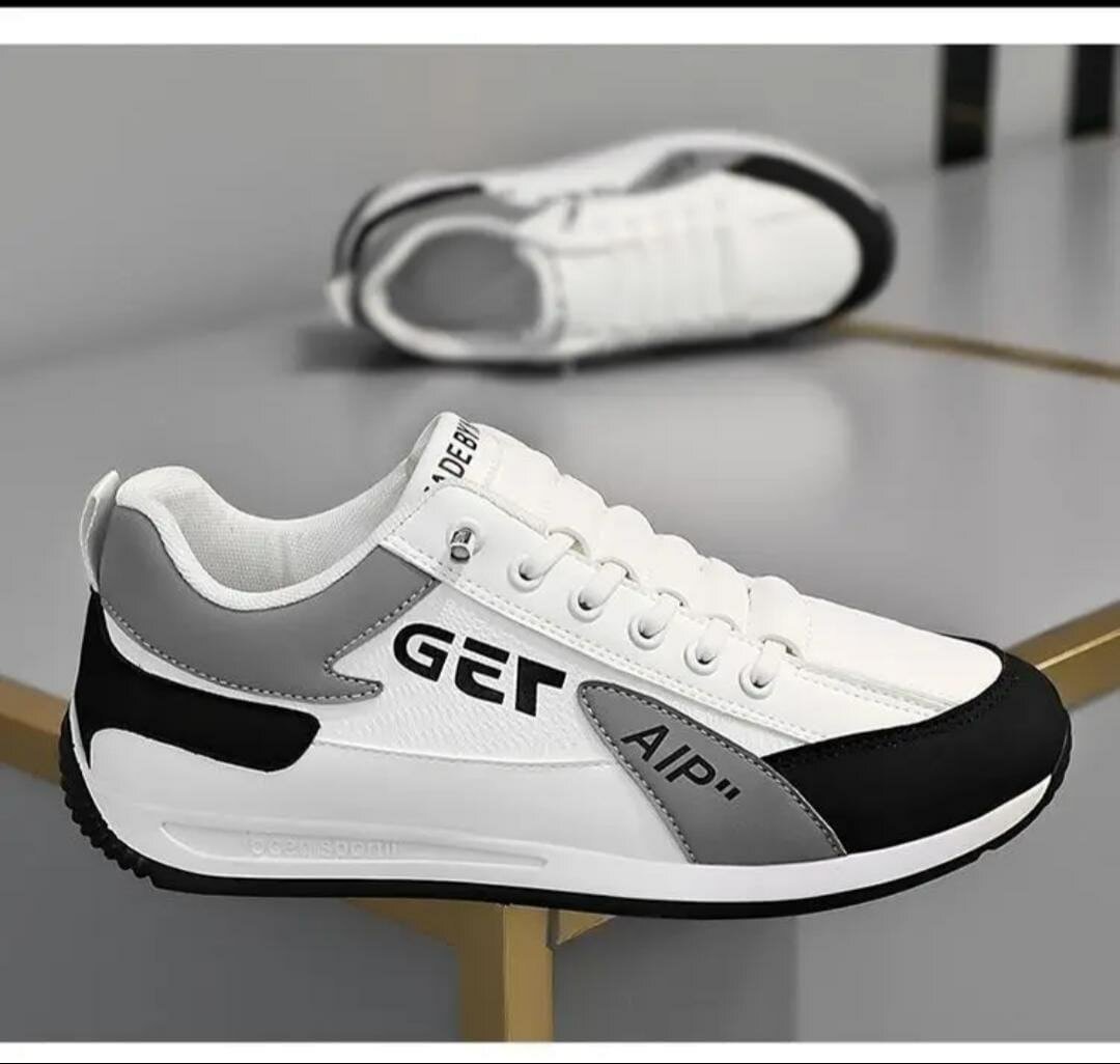 Sneakers sport blancs et gris