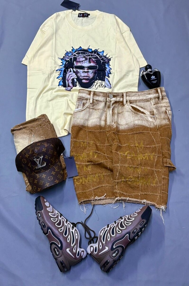 Ensemble mode homme avec T-shirt, jeans, chaussures et accessoires