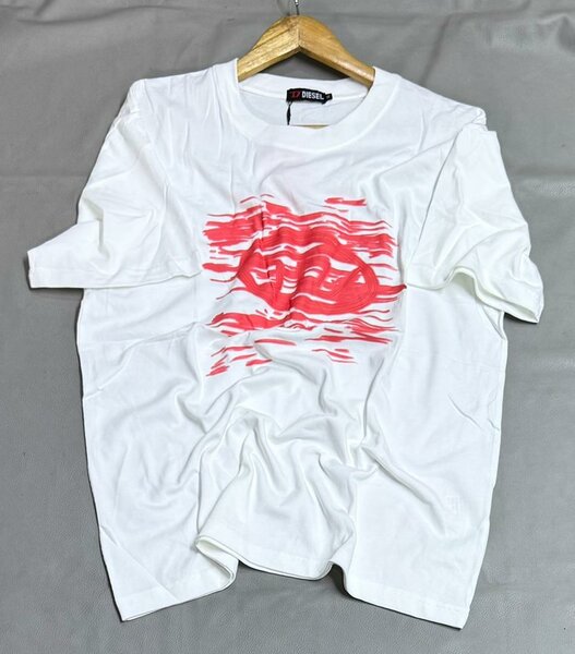 T-shirt blanc avec motif rouge