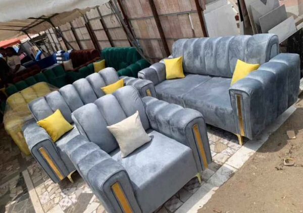 Ensemble canapé salon gris avec coussins jaunes