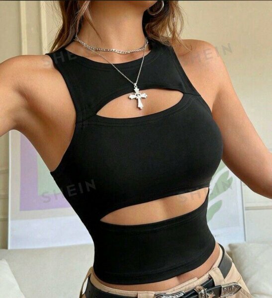 Top moulant noir à découpes