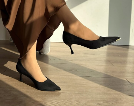 Замшевые лодочки с золотистым носиком черные