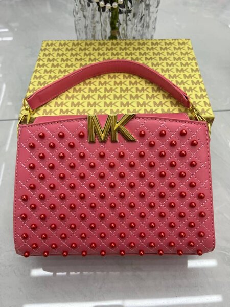 Sac à main clouté MK élégant