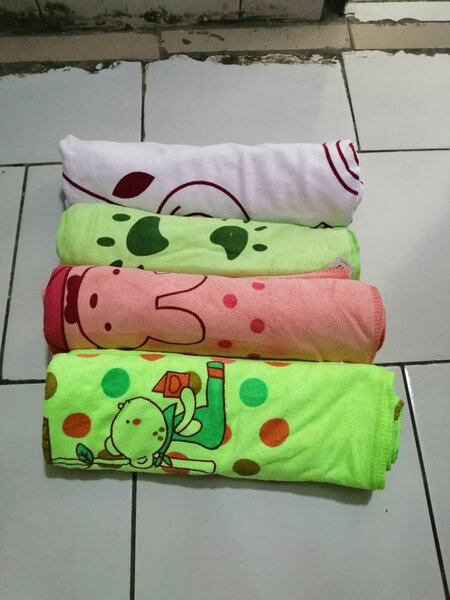 moustiquaires, serviettes, habit en laine et drap