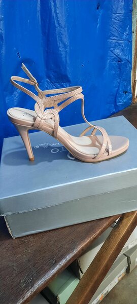 Talon en pointure 37 brode