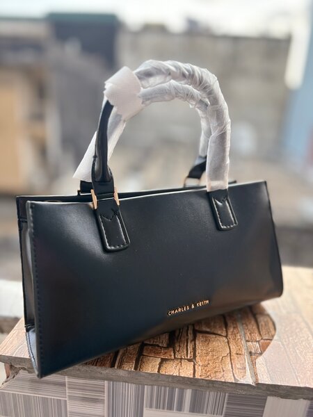 Sac à main chic en cuir noir