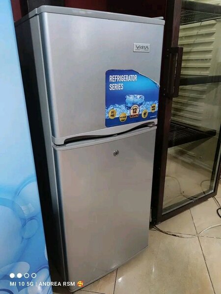 Réfrigérateur moderne en acier inoxydable