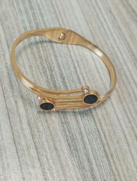 Bracelet doré élégant pierres