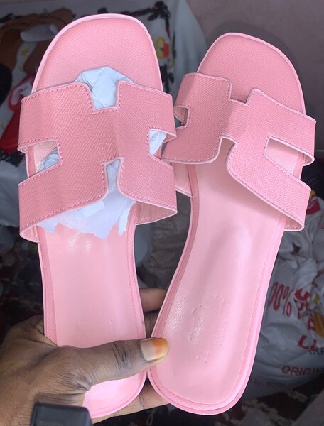 Sandales roses en cuir élégantes