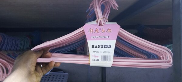 Cintres en plastique robustes