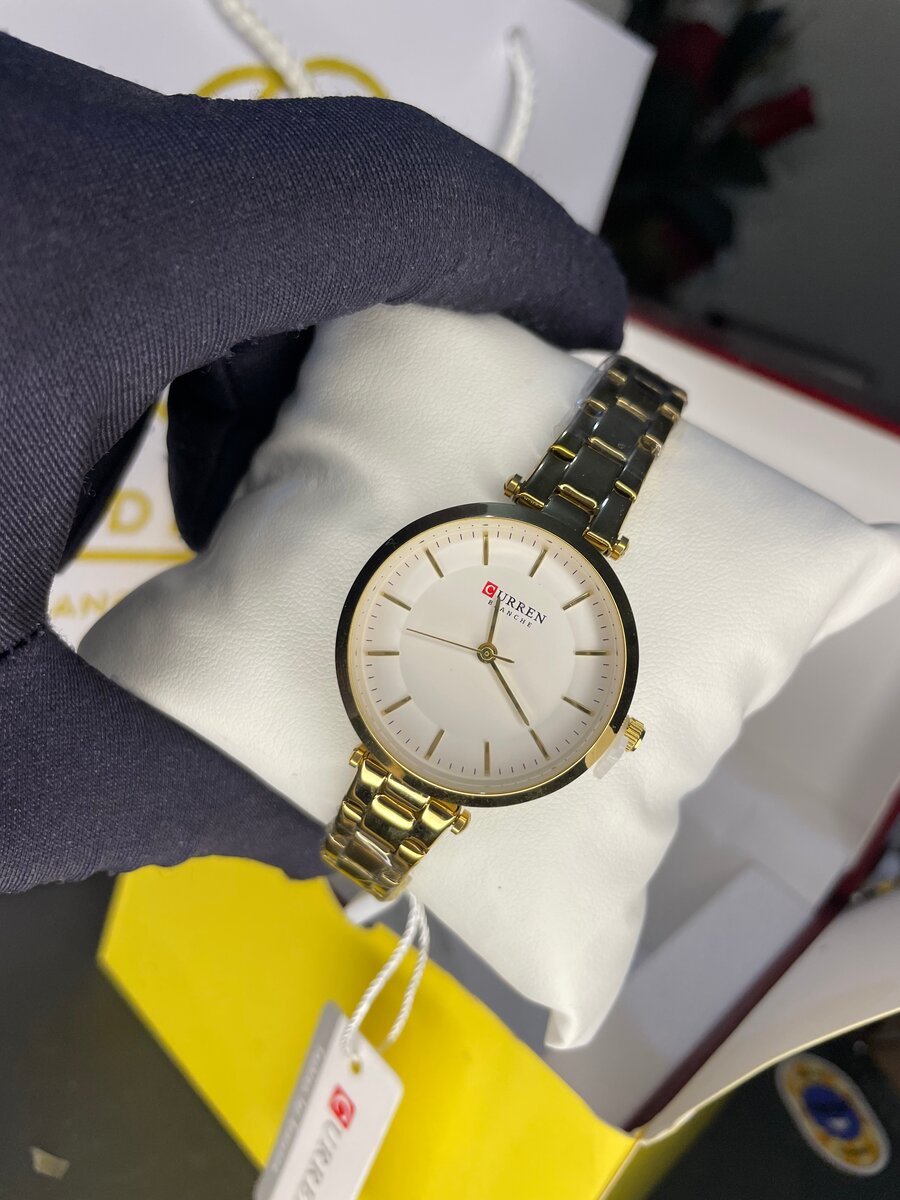 Montre élégante dorée femme