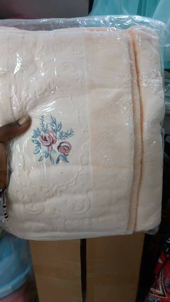 Serviettes de bain brodées