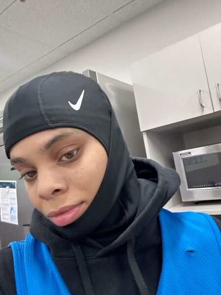 Bonnet en satin élégant noir