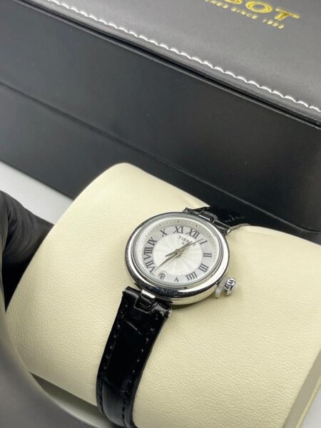 Montre classique en cuir noir