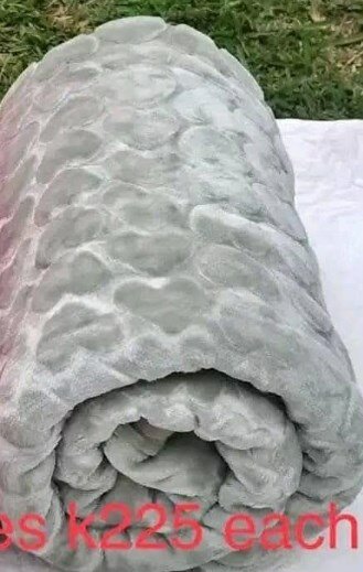 Plush blanket with hearts gray