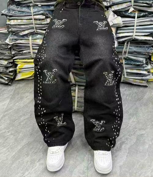 Jean noir avec clous décoratifs