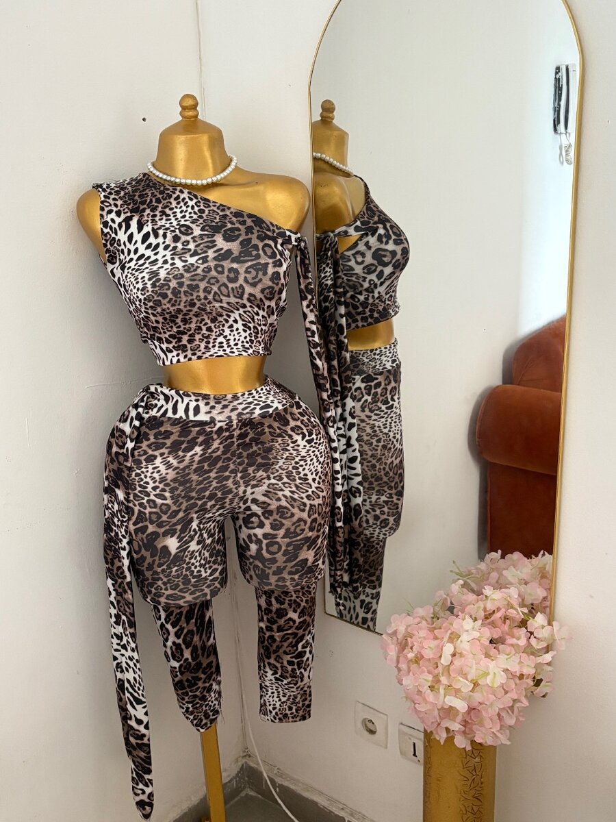 Tenue léopard asymétrique