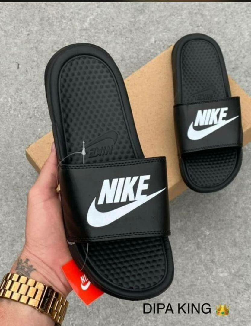 Claquettes noires Nike élégantes