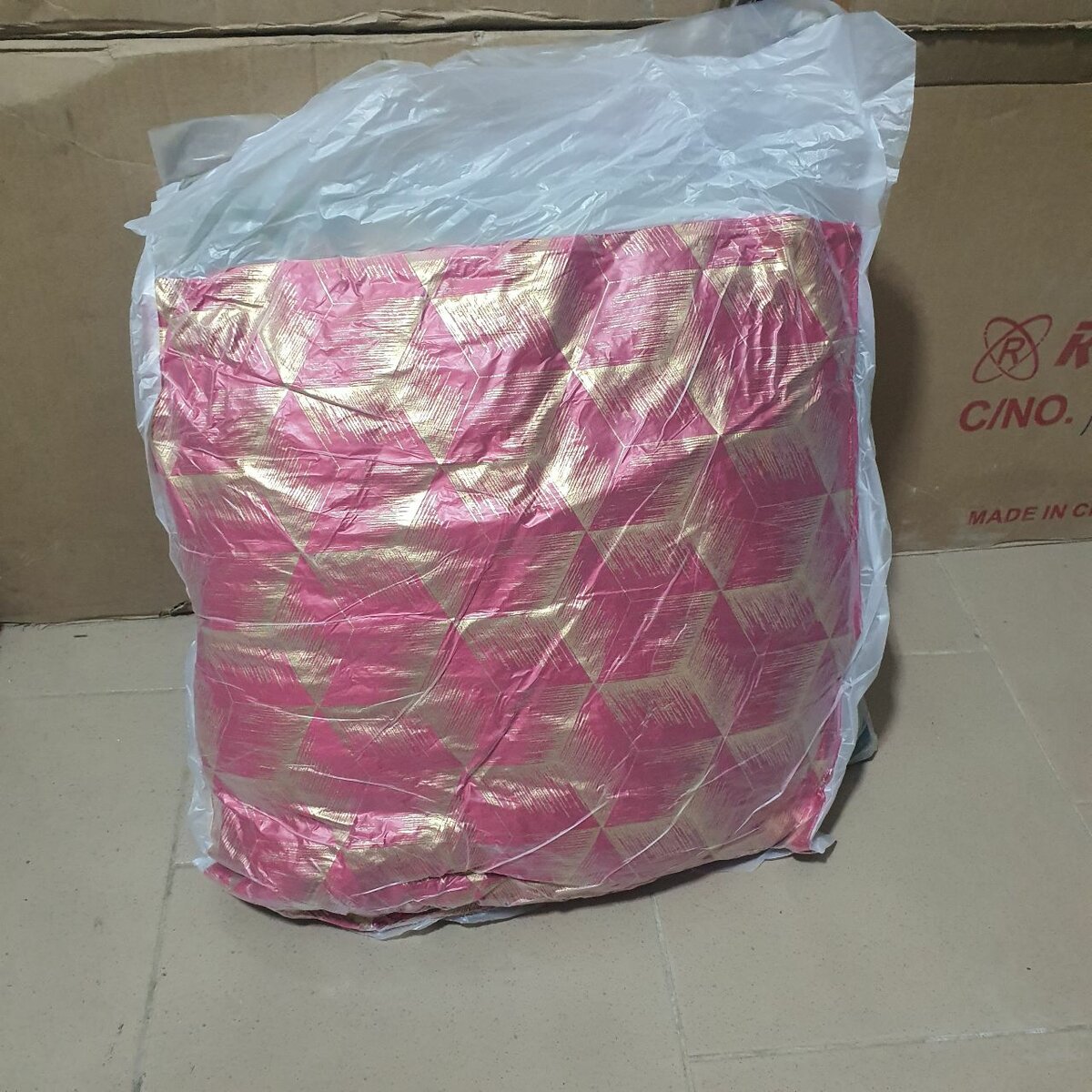 Coussin décoratif doré