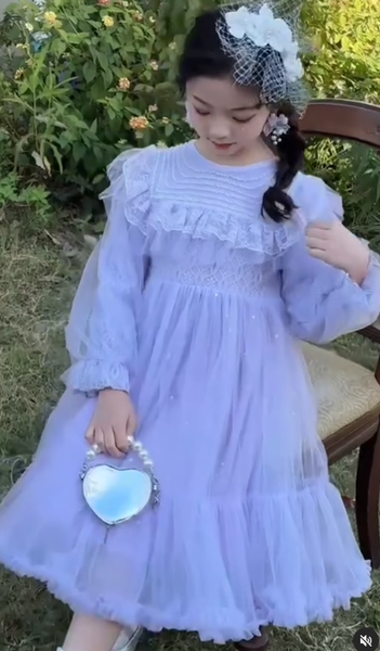 Красивое бледно фиолетовое платье для девочек.  