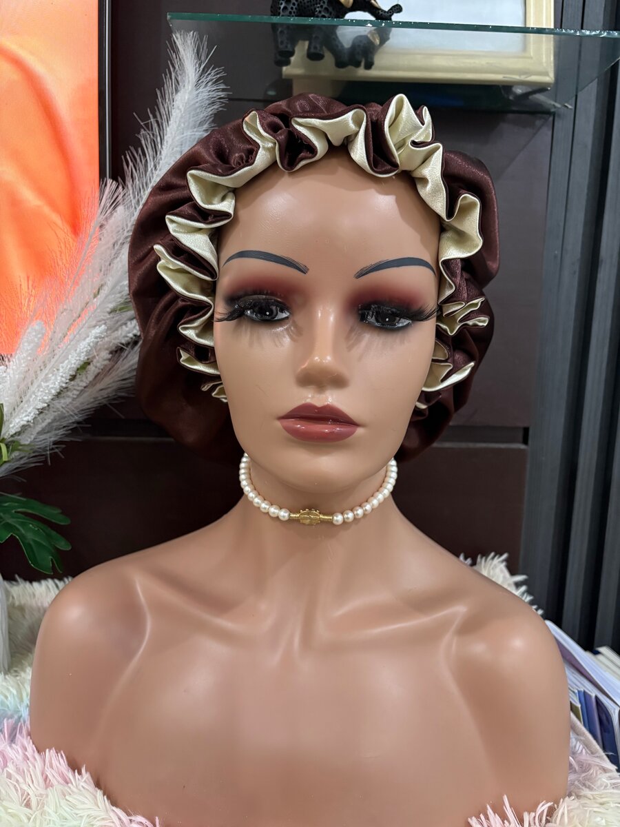 Bonnet en satin réversible