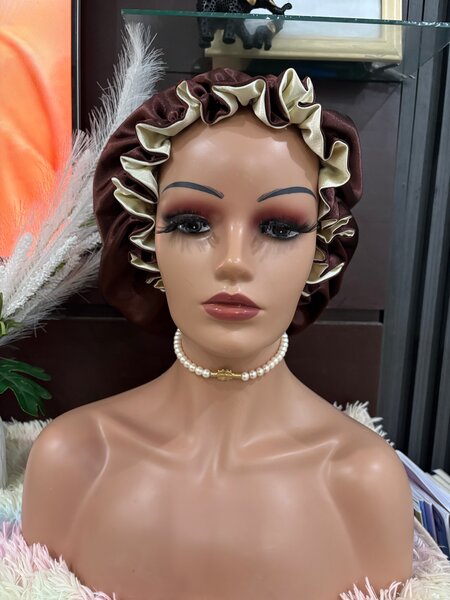 Bonnet en satin réversible