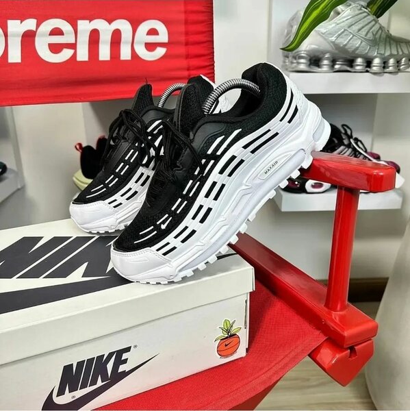 Nike Sneakers Noires et Blanches