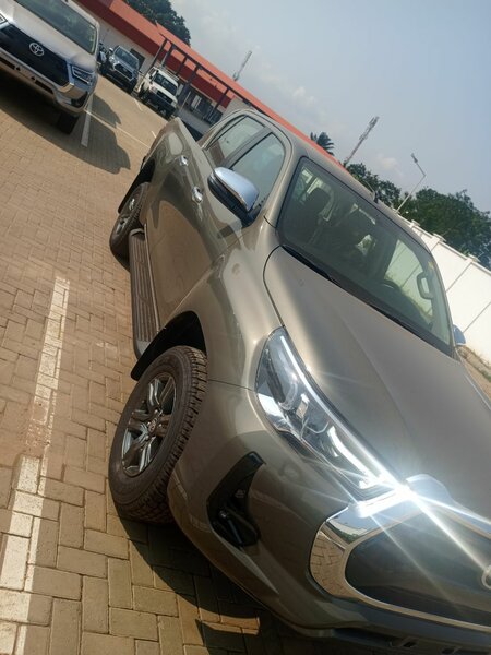 TOYOTA HILUX-AT