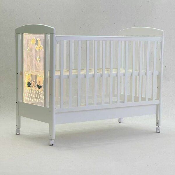 Lit bébé en bois confortable