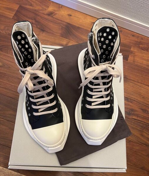 Bottes hautes modernes noires