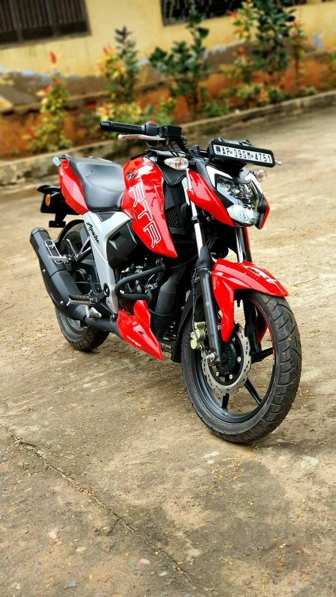 Moto sportive rouge