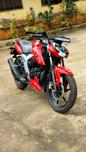 Moto sportive rouge