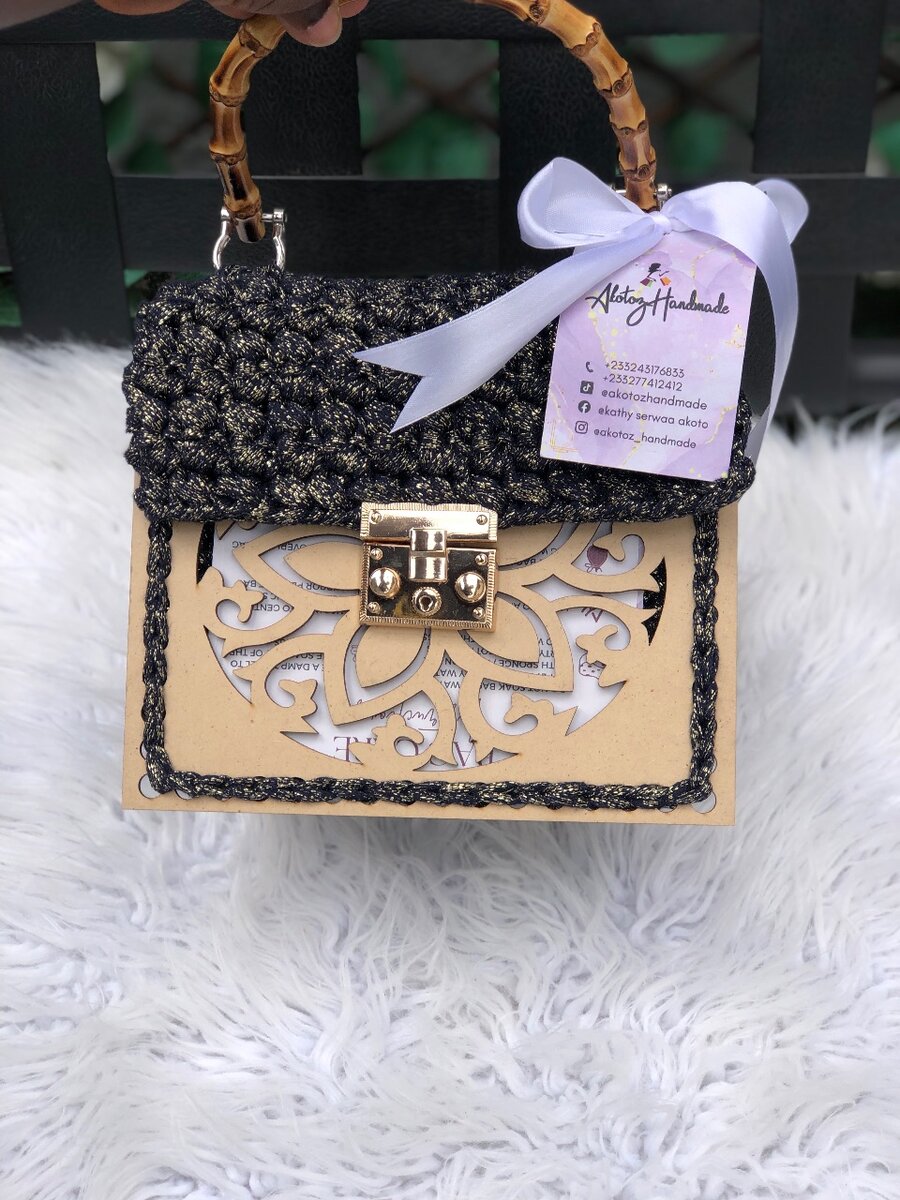 Crochet ladies handbag