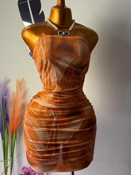 Robe moulante en satin