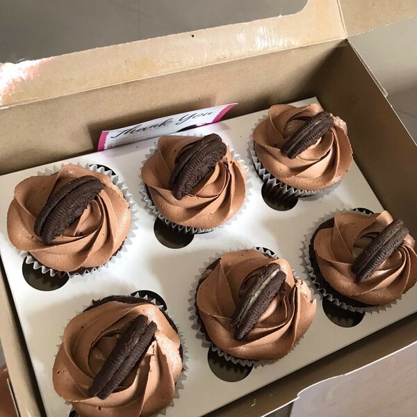 Chocolate Oreo cupcakes (6)