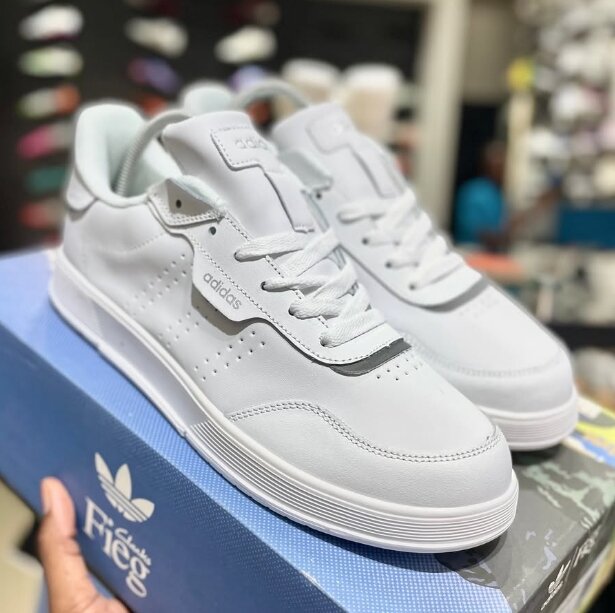 Adidas sneakers white