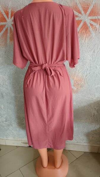 Robe élégante rose à ceinture