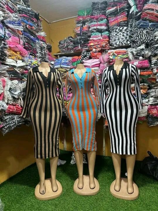 Robe mi-longue rayée élégante