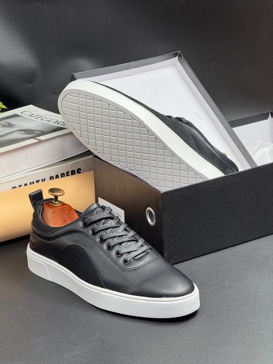 TIMBERLAND BLACK AND WHITE