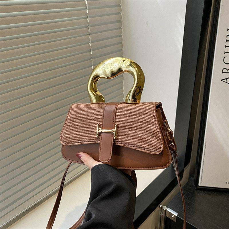 Sac élégant à poignée dorée