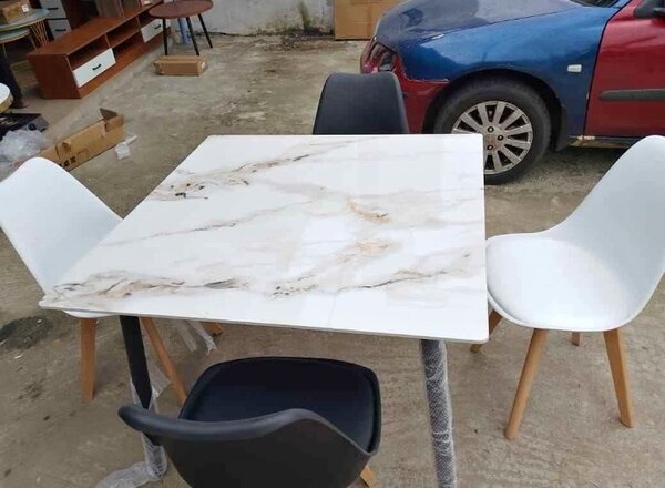 Table à manger moderne marbré