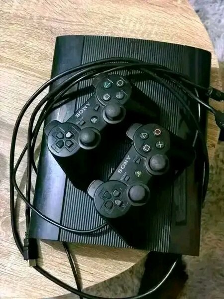 Console Sony PS3 avec manettes