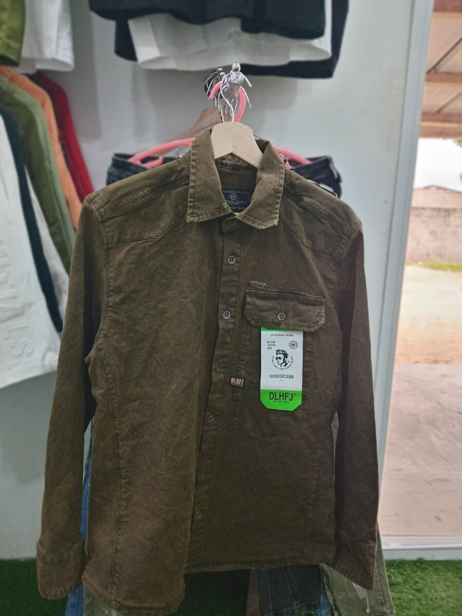 Chemise noire élégante à boutons